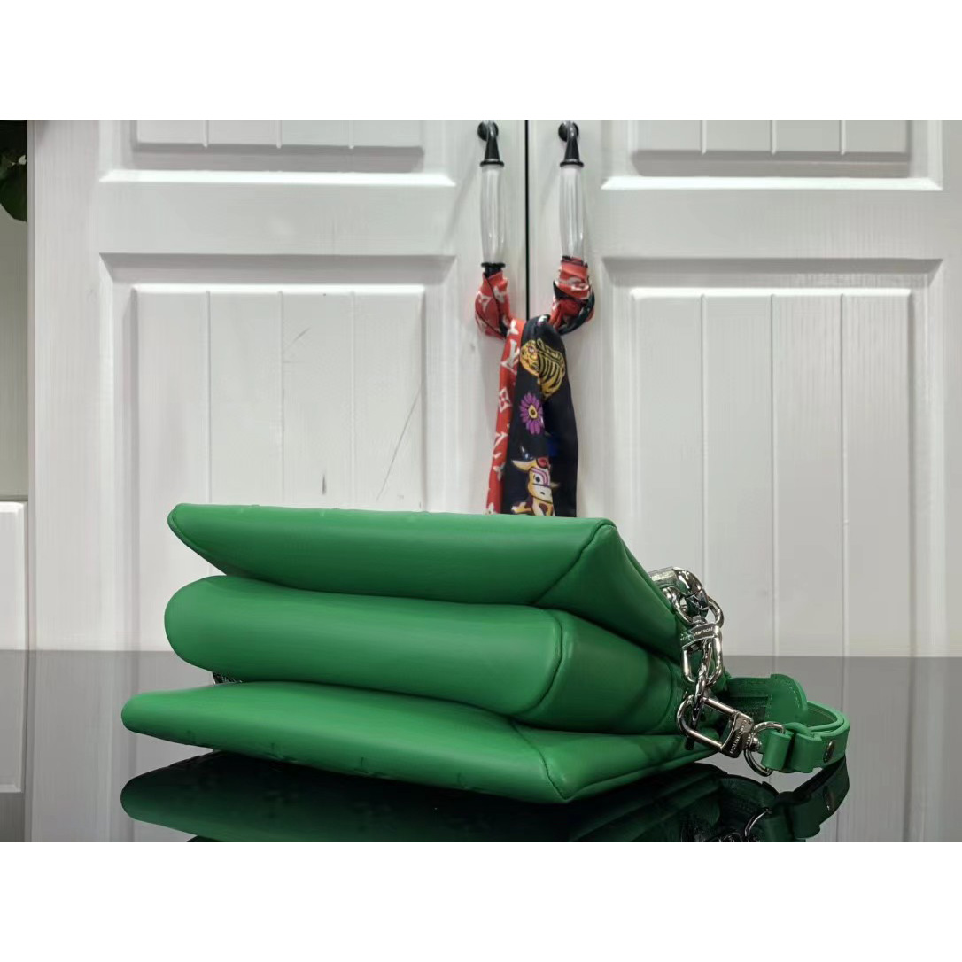 Louis Vuitton  Handbag （20 x 16 x 12cm） - DopestKickz