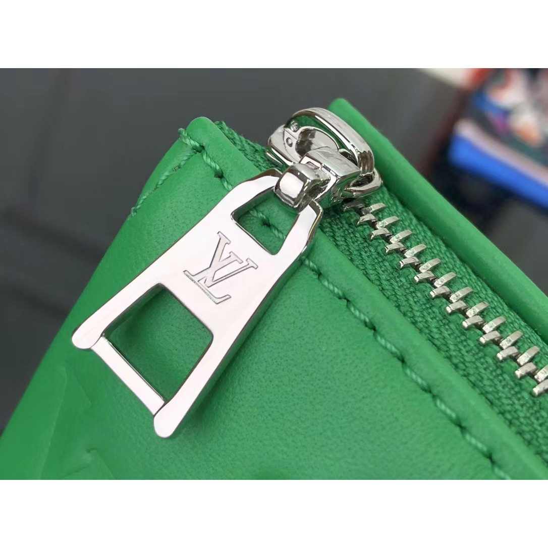 Louis Vuitton  Handbag （20 x 16 x 12cm） - DopestKickz