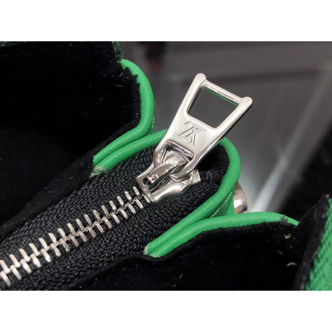 Louis Vuitton  Handbag （20 x 16 x 12cm） - DopestKickz