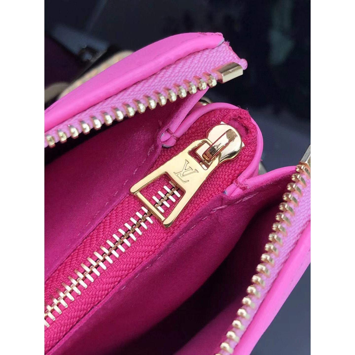 Louis Vuitton  Handbag （20 x 16 x 12cm） - DopestKickz