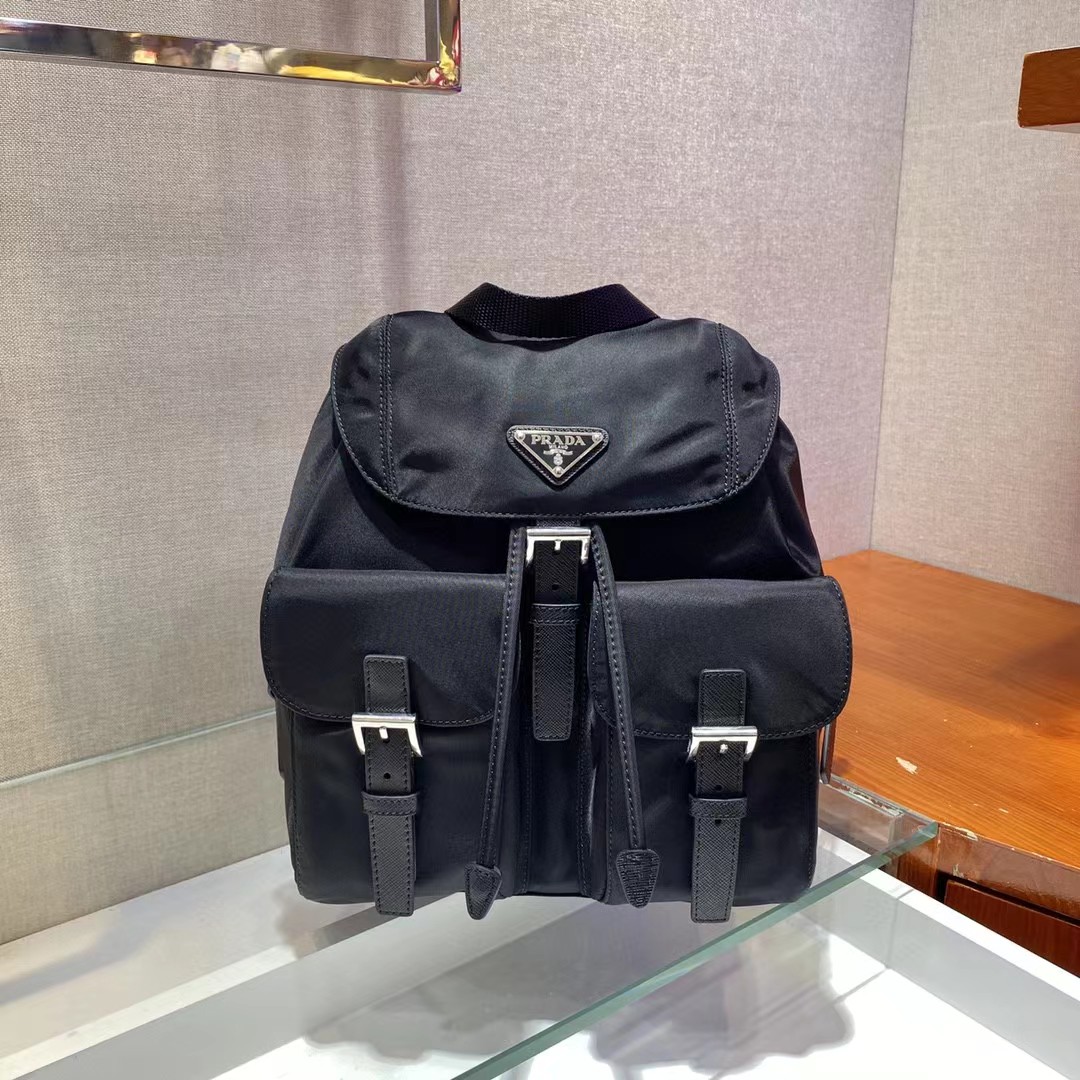 Prada Logo Plaque Backpack(23.5-28-12cm) - DopestKickz