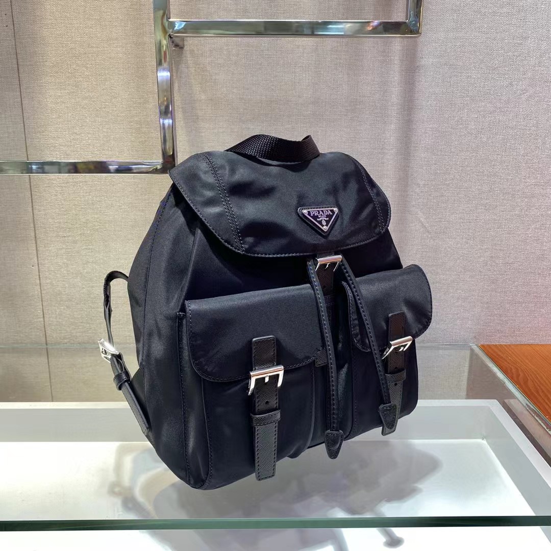 Prada Logo Plaque Backpack(23.5-28-12cm) - DopestKickz