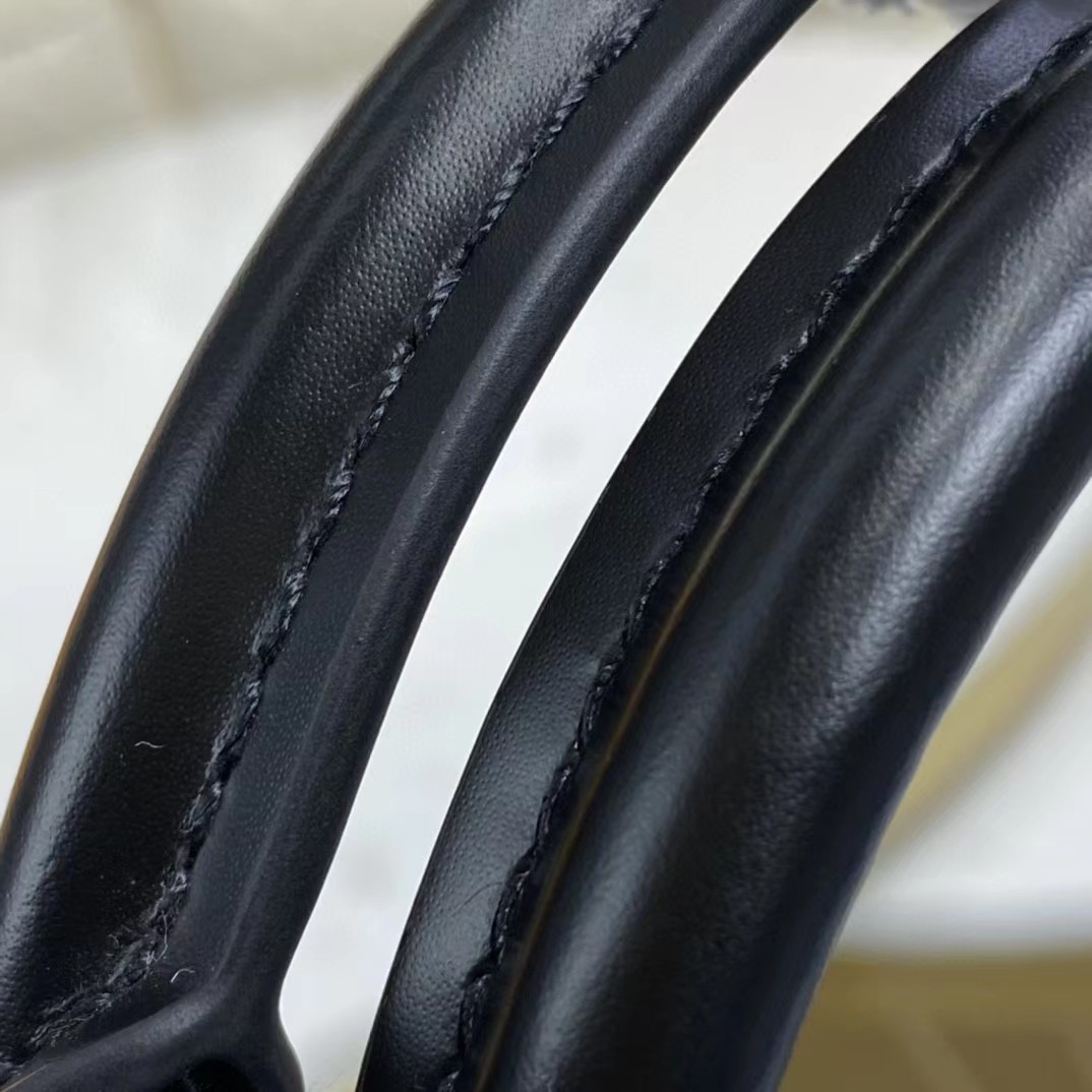 Louis Vuitton  Black Shoulder Bag （23.5-17.5-11.5CM） - DopestKickz