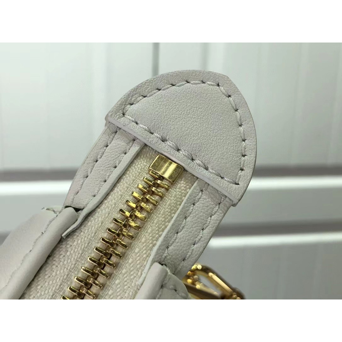 Louis Vuitton  Handbag （20 x 16 x 12cm） - DopestKickz