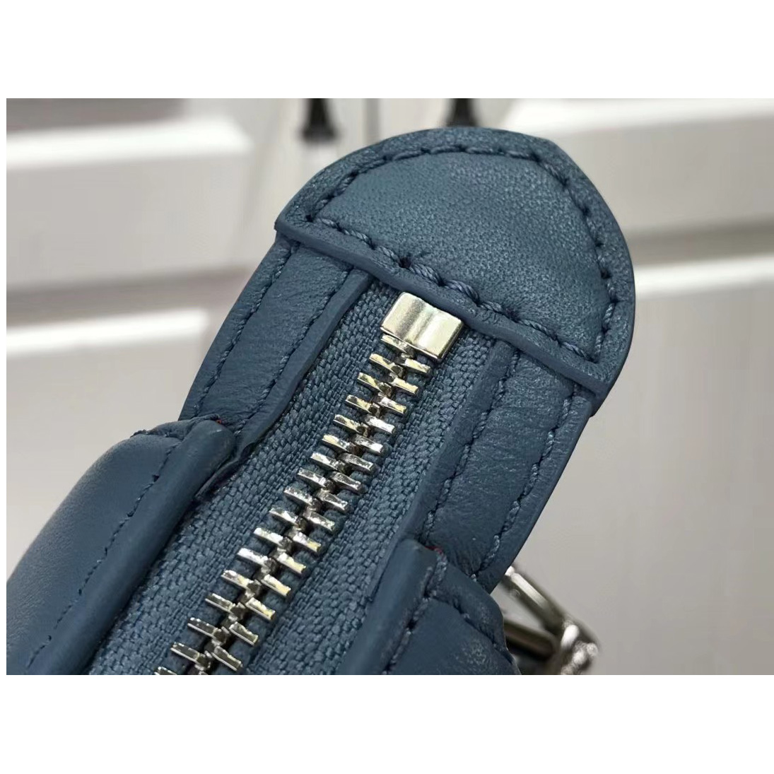 Louis Vuitton  Handbag （20 x 16 x 12cm） - DopestKickz