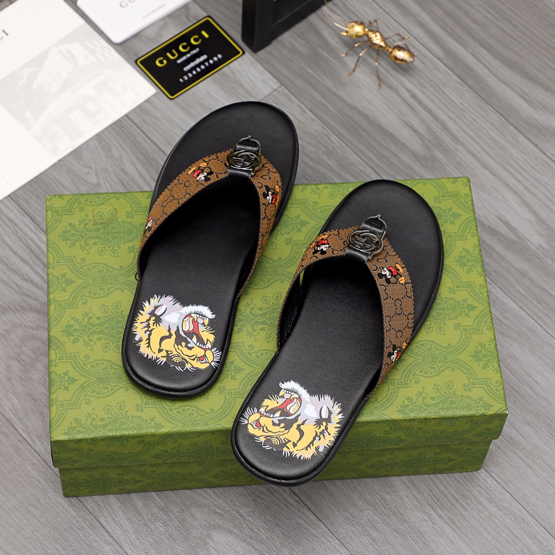 Gucci Rubber GG Men's Flip Flops - DopestKickz