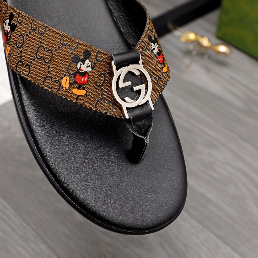 Gucci Rubber GG Men's Flip Flops - DopestKickz