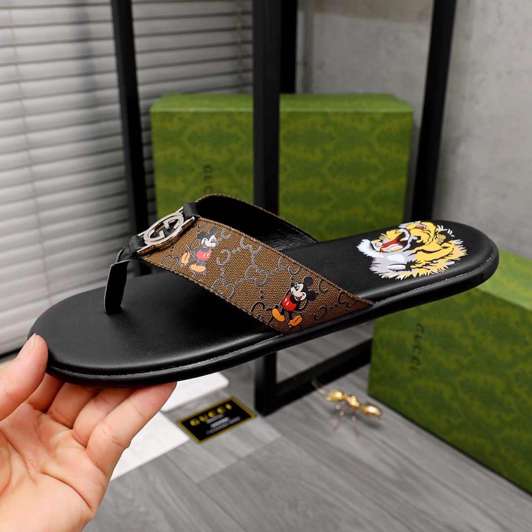 Gucci Rubber GG Men's Flip Flops - DopestKickz