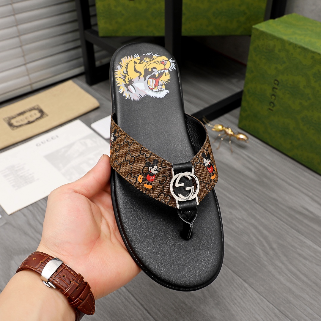 Gucci Rubber GG Men's Flip Flops - DopestKickz