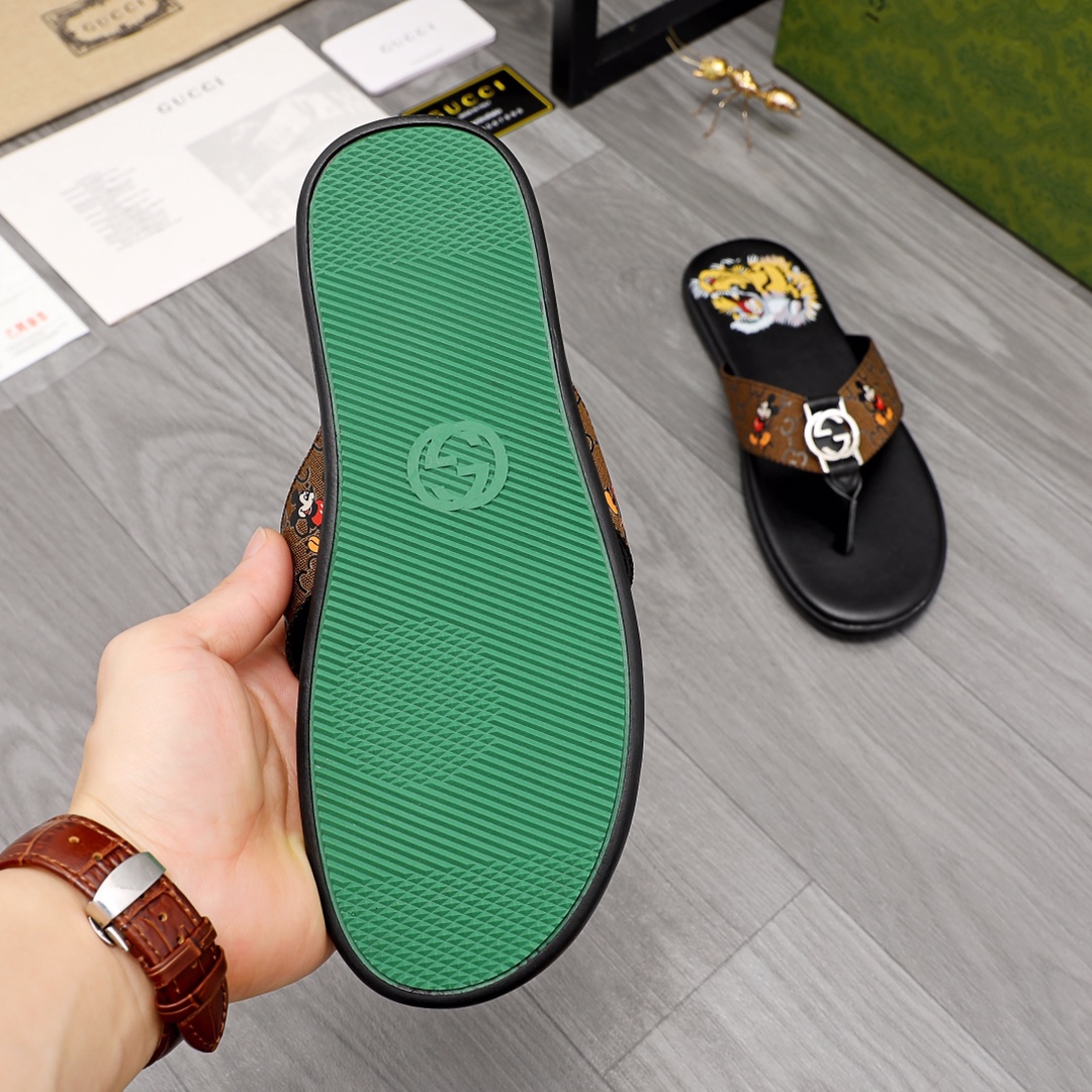 Gucci Rubber GG Men's Flip Flops - DopestKickz