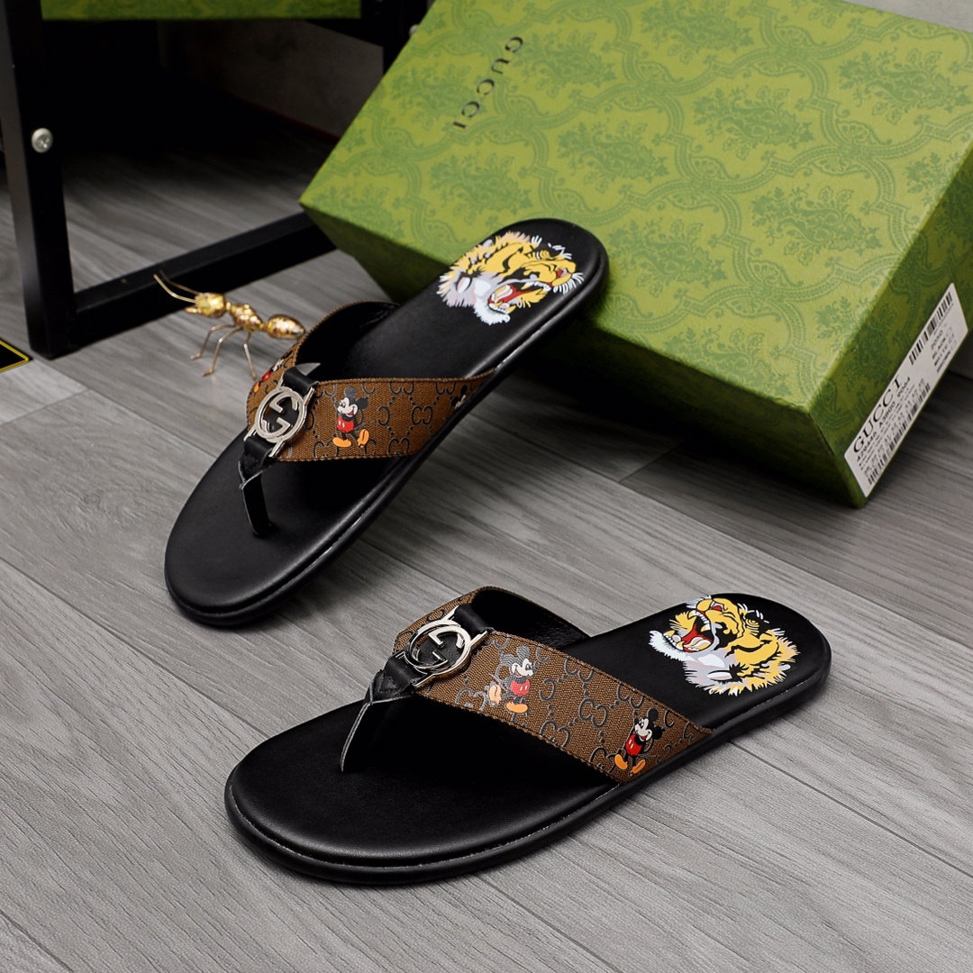 Gucci Rubber GG Men's Flip Flops - DopestKickz