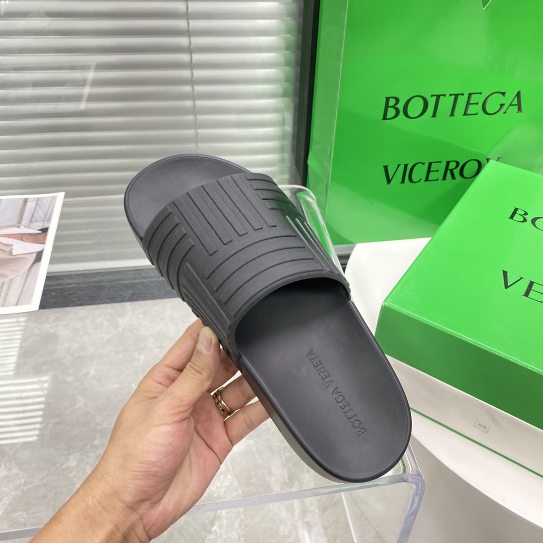 Bottega Veneta Rubber slides - DopestKickz
