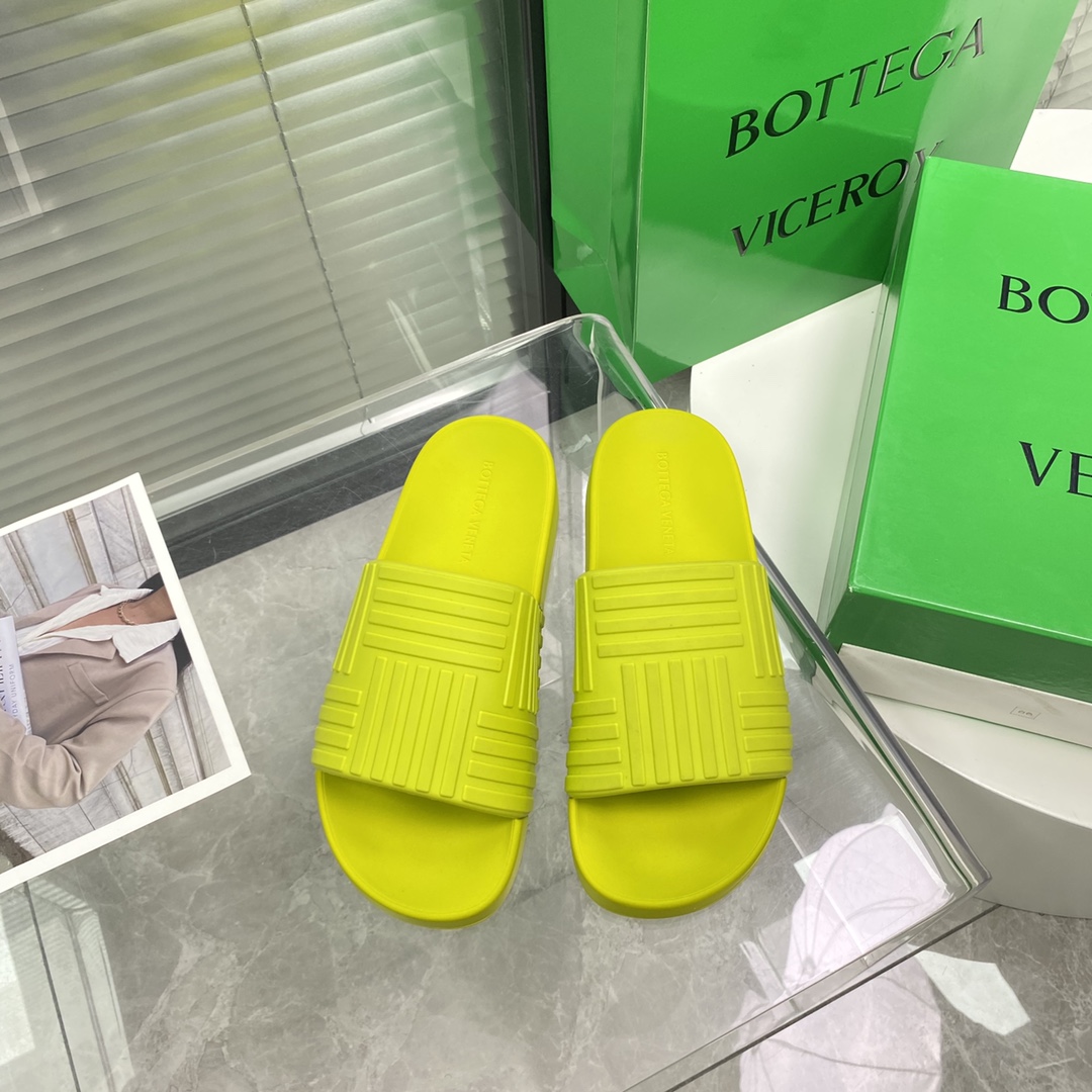 Bottega Veneta Rubber slides - DopestKickz