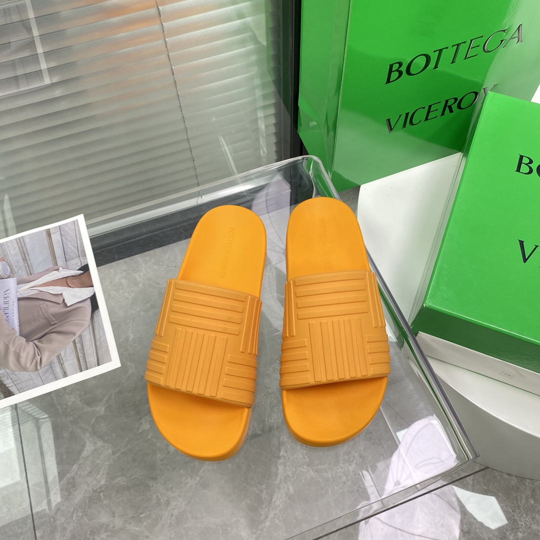 Bottega Veneta Rubber slides - DopestKickz
