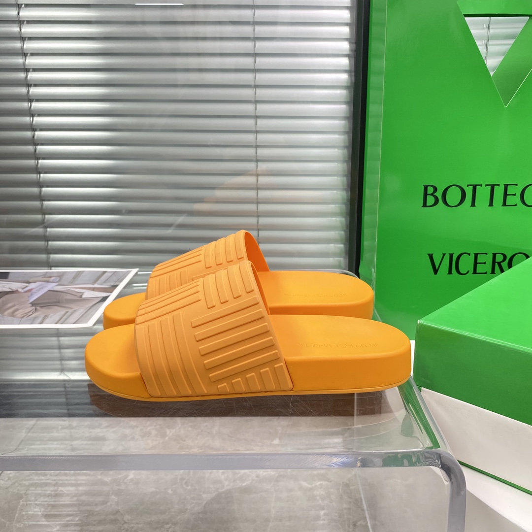 Bottega Veneta Rubber slides - DopestKickz