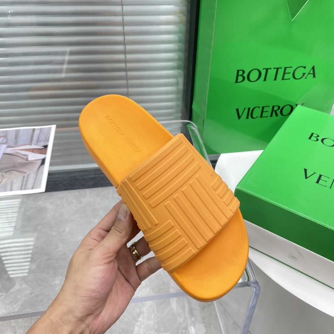 Bottega Veneta Rubber slides - DopestKickz