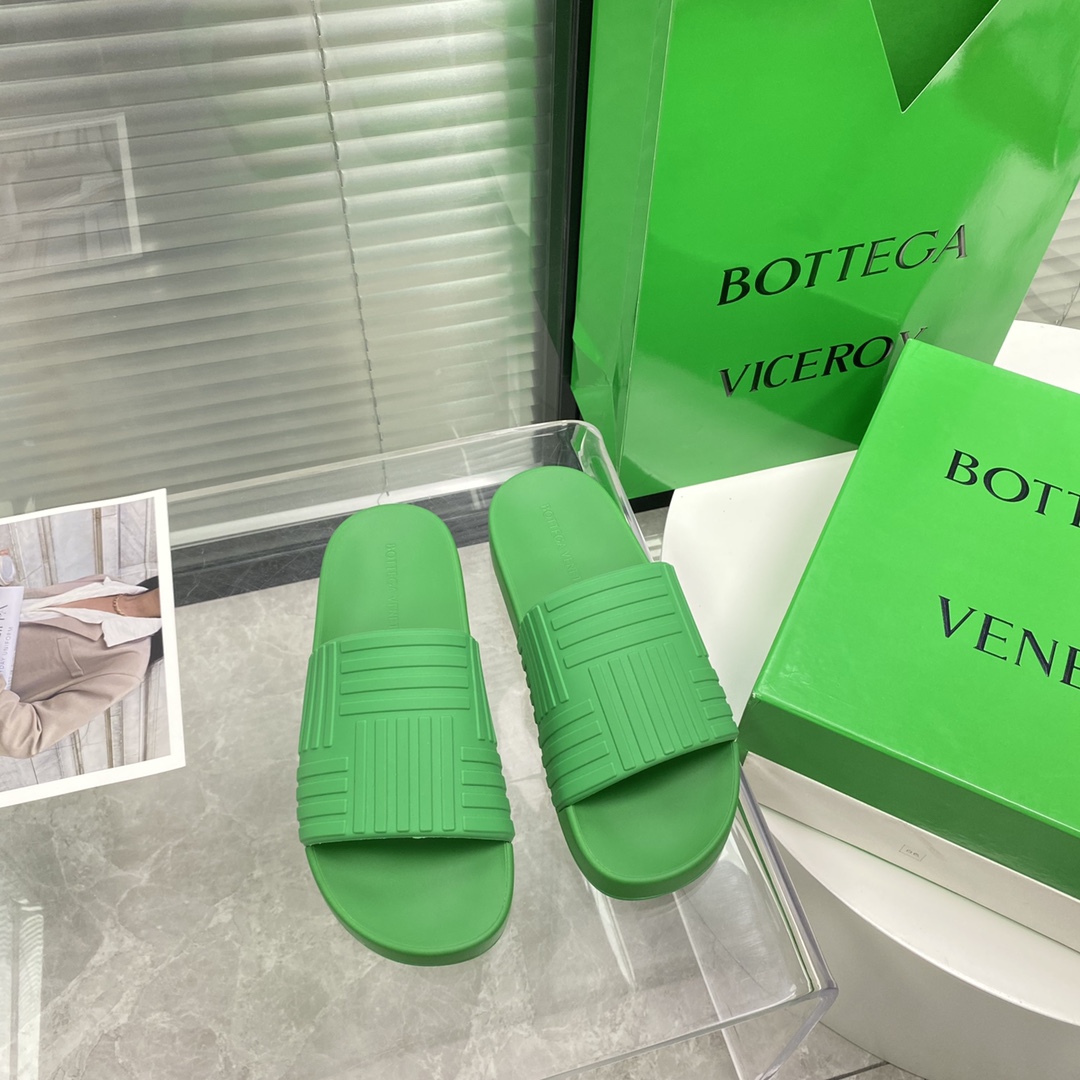 Bottega Veneta Rubber slides - DopestKickz