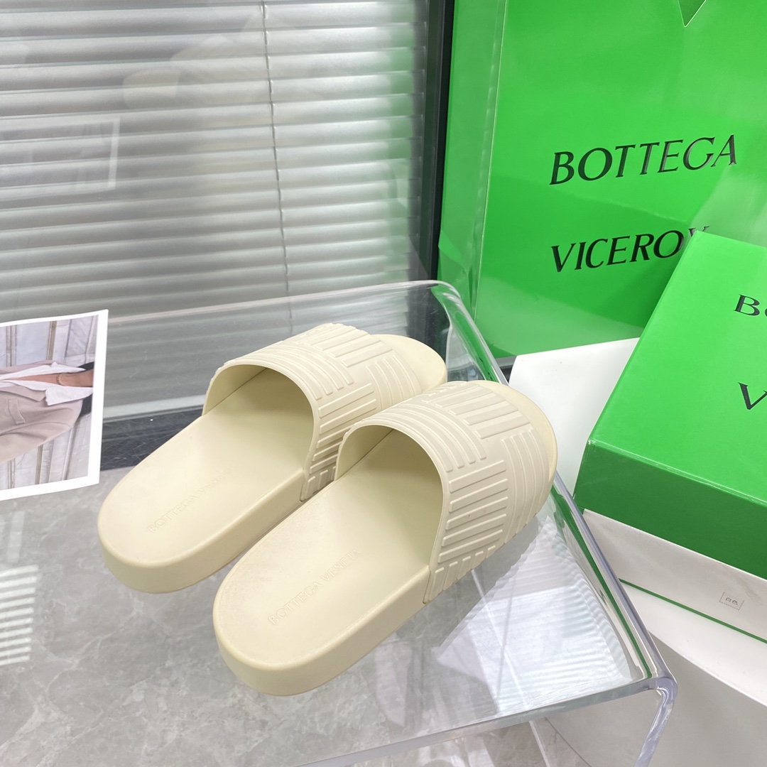 Bottega Veneta Rubber slides - DopestKickz
