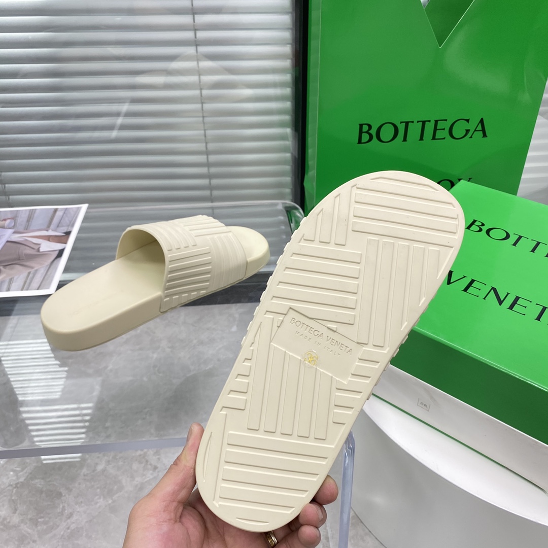 Bottega Veneta Rubber slides - DopestKickz
