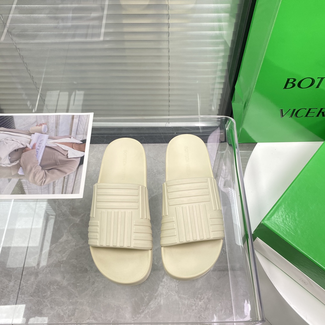 Bottega Veneta Rubber slides - DopestKickz