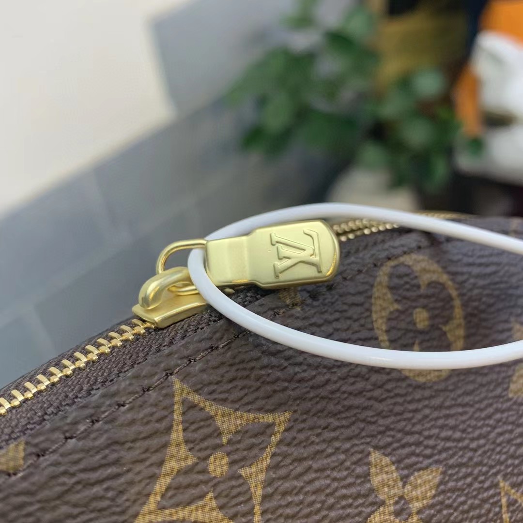 Louis Vuitton Cosmetic Pouch GM (24-17-16cm)   M47353 - DopestKickz