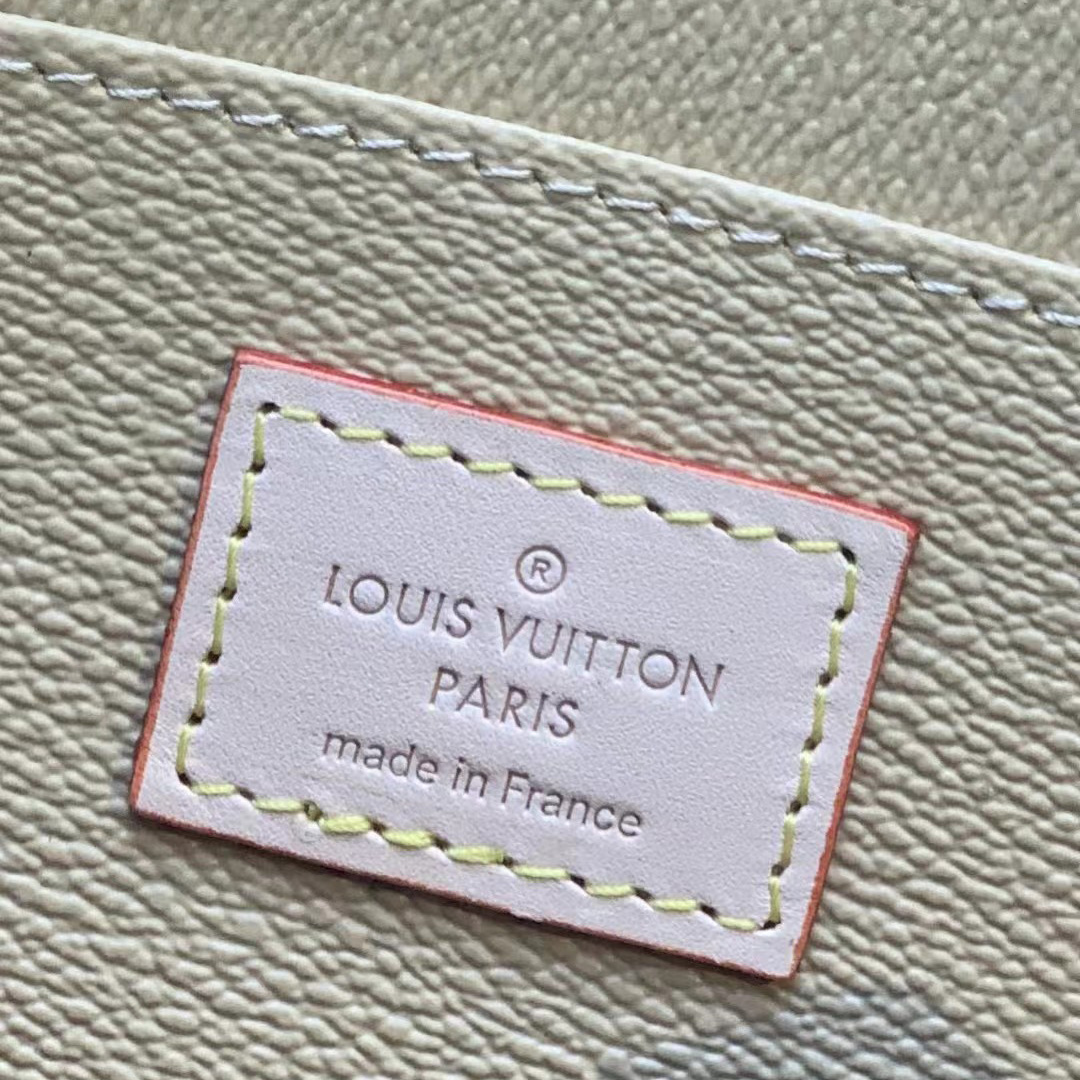 Louis Vuitton Cosmetic Pouch GM (24-17-16cm)   M47353 - DopestKickz