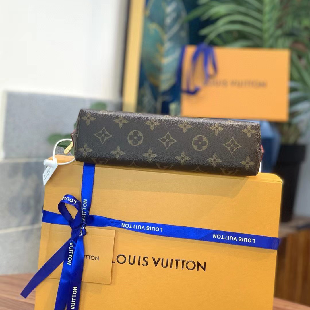 Louis Vuitton Cosmetic Pouch GM (24-17-16cm)   M47353 - DopestKickz