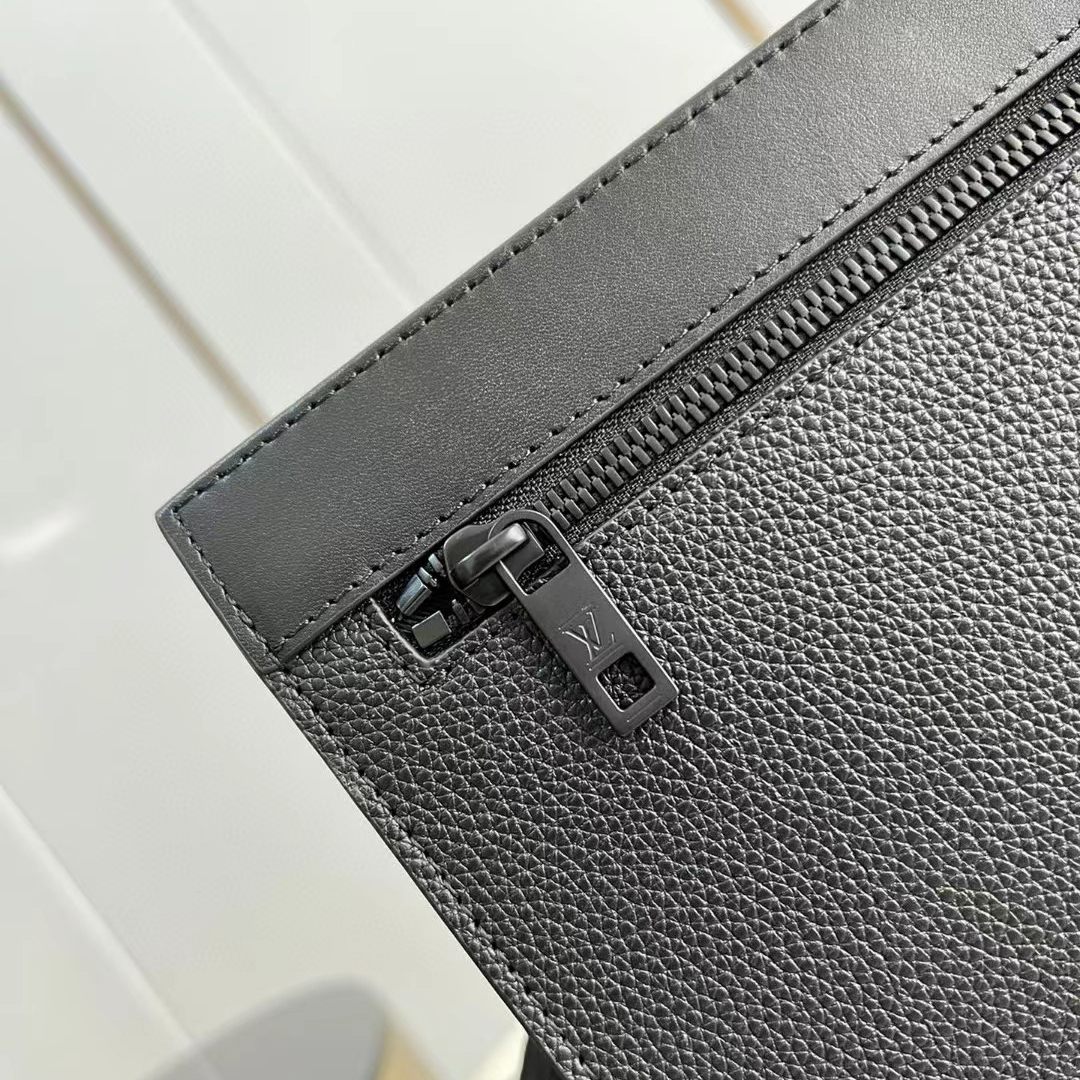 Louis Vuitton Messenger Voyage(28-21-6cm)    M59329 - DopestKickz