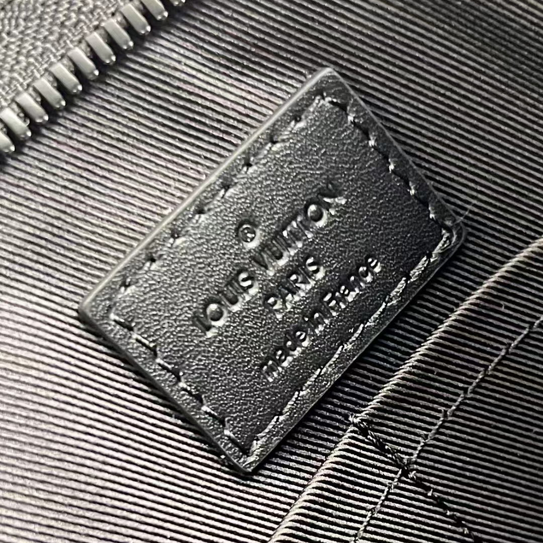 Louis Vuitton Messenger Voyage(28-21-6cm)    M59329 - DopestKickz