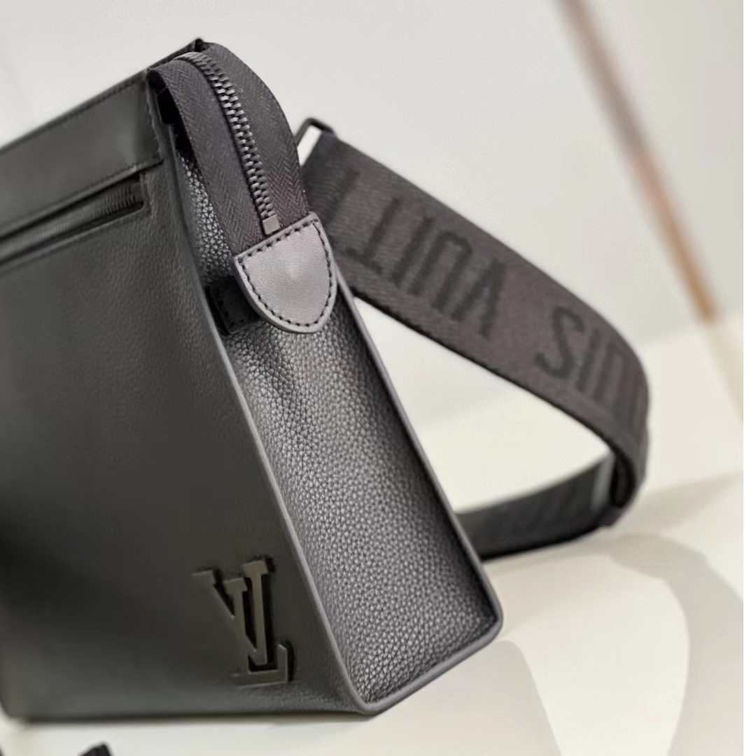 Louis Vuitton Messenger Voyage(28-21-6cm)    M59329 - DopestKickz