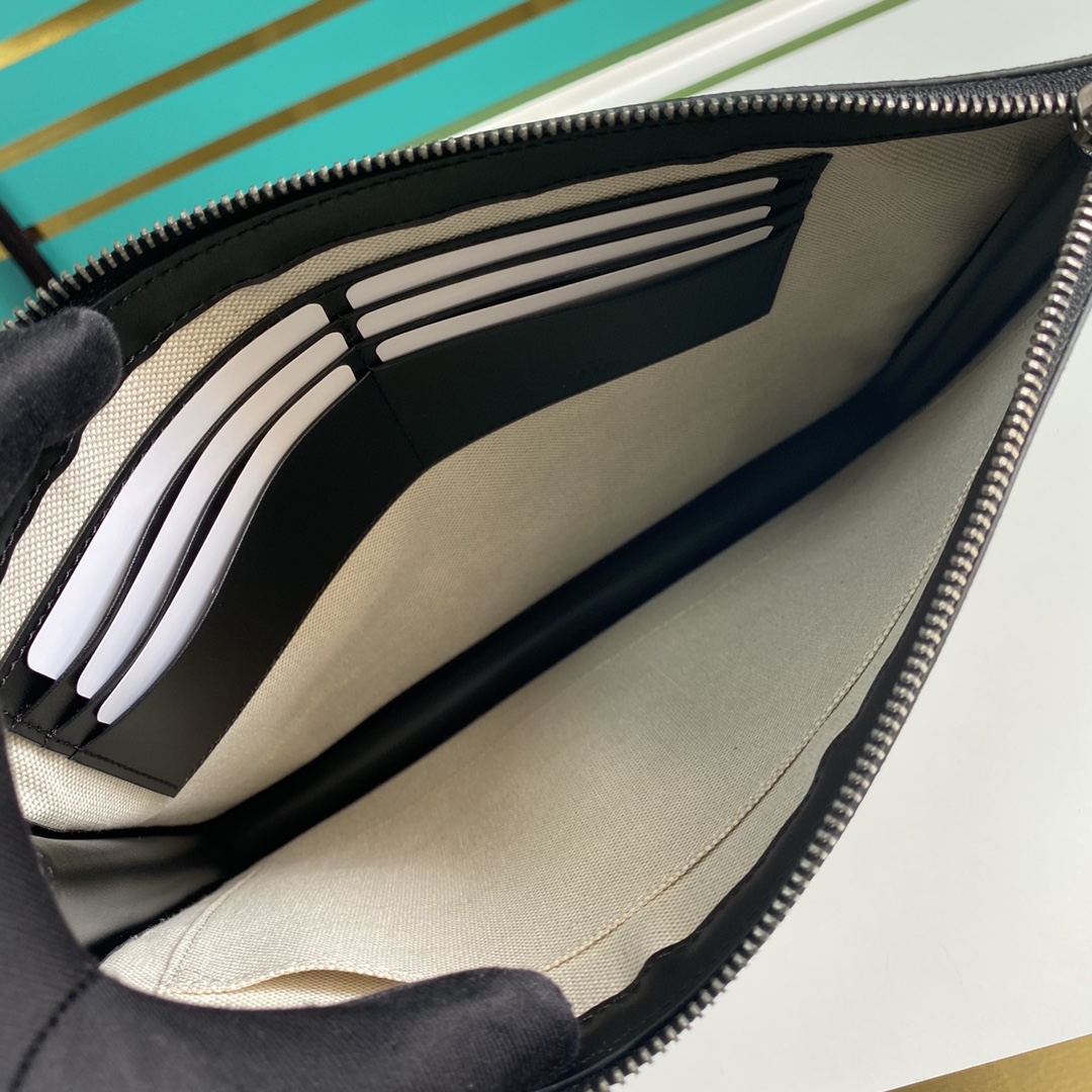Gucci Black GG Pouch(28-22-3.5cm) - DopestKickz