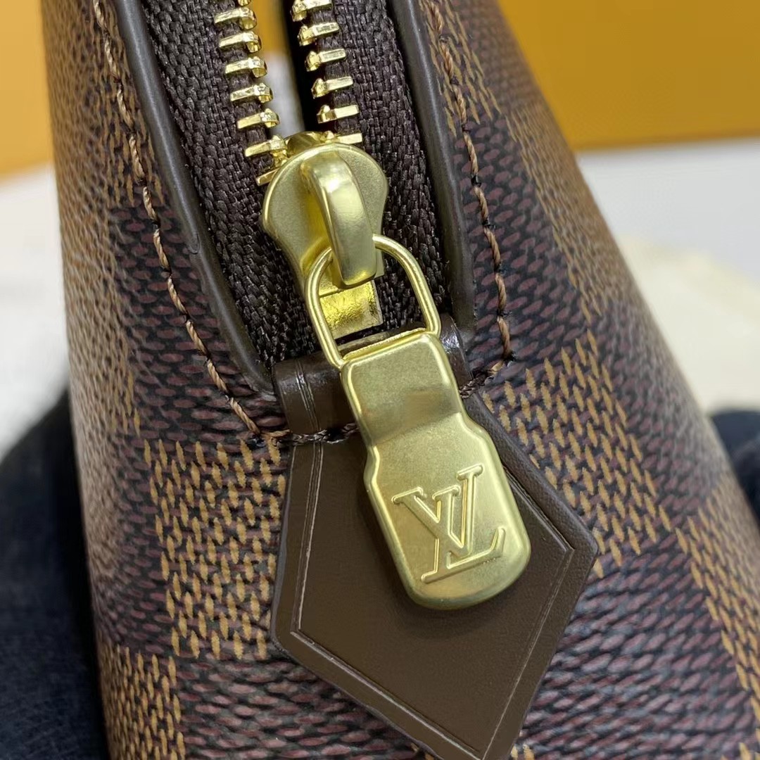 Louis Vuitton Cosmetic Pouch (17-11.5-6cm)   N47516 - DopestKickz