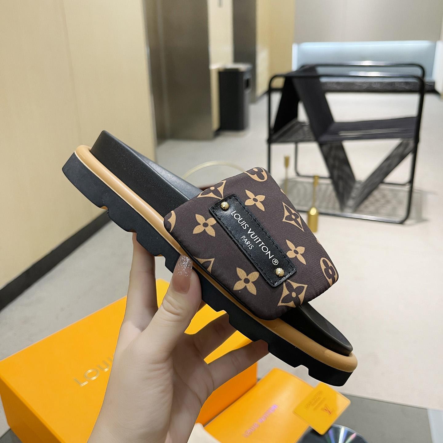 Louis Vuitton Pool Pillow Flat Comfort Mule    1AAEBX - DopestKickz