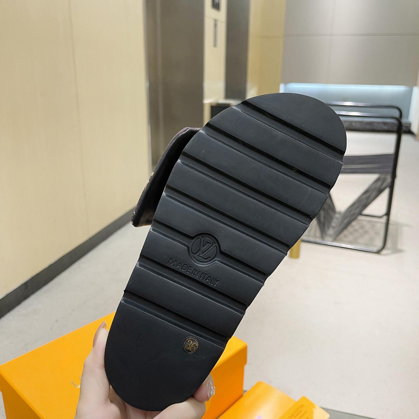 Louis Vuitton Pool Pillow Flat Comfort Mule    1AAEBX - DopestKickz