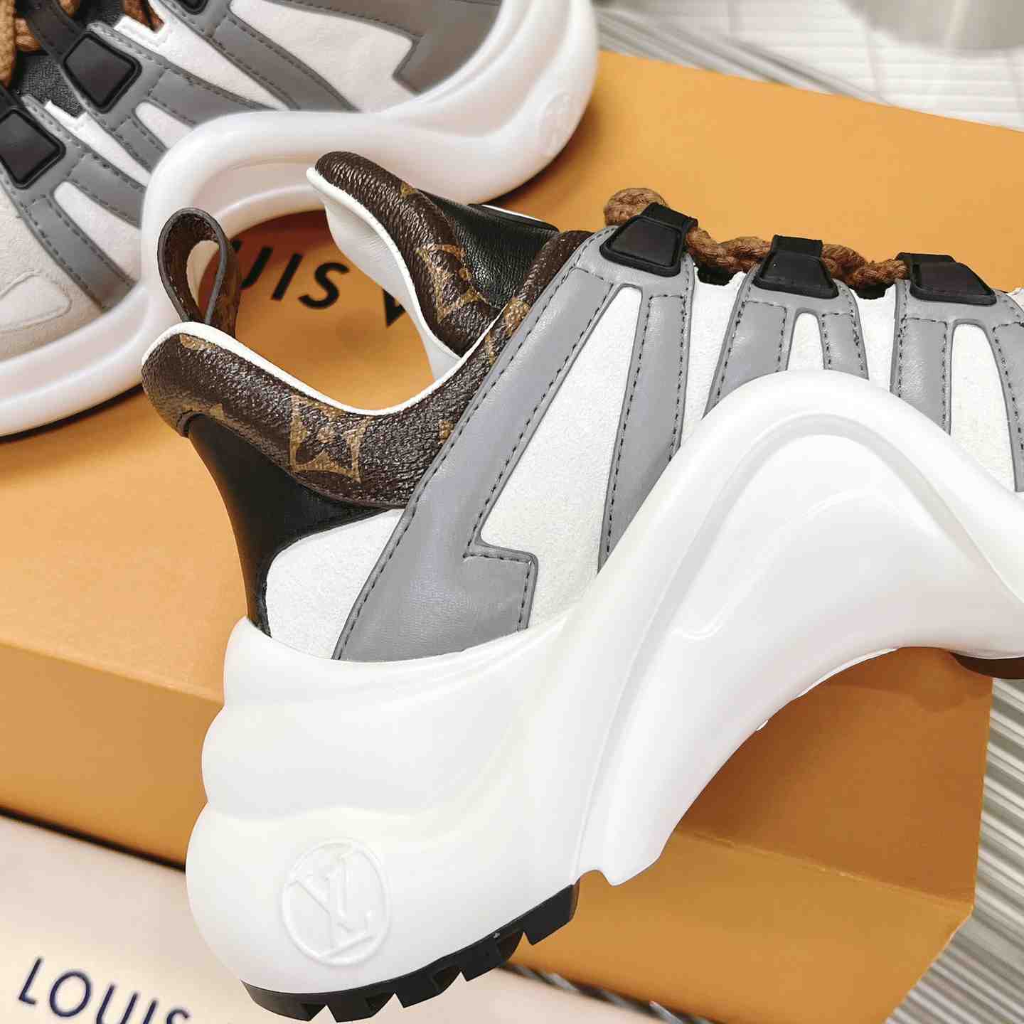 Louis Vuitton LV Archlight Sneaker       1AAOWZ    - DopestKickz