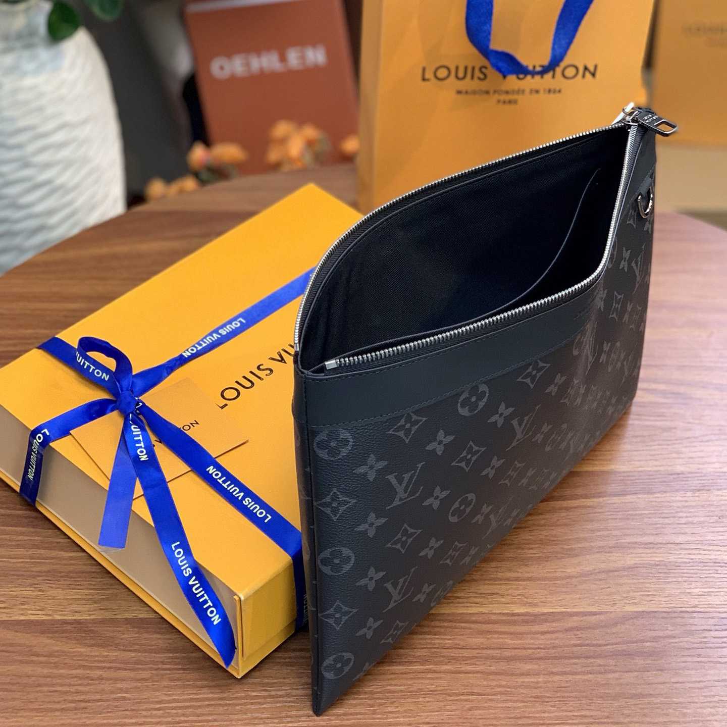Louis Vuitton Discovery Pochette (34-25-2cm)    M62291 - DopestKickz