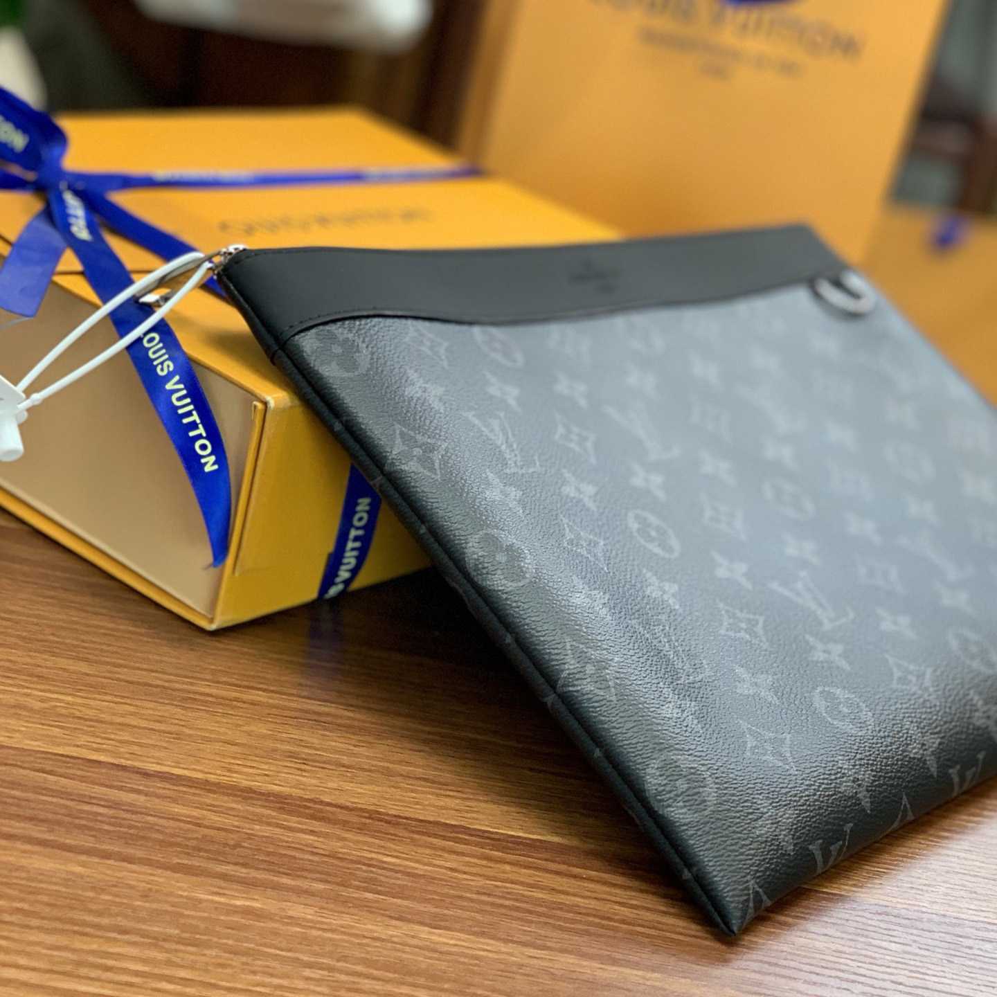 Louis Vuitton Discovery Pochette (34-25-2cm)    M62291 - DopestKickz