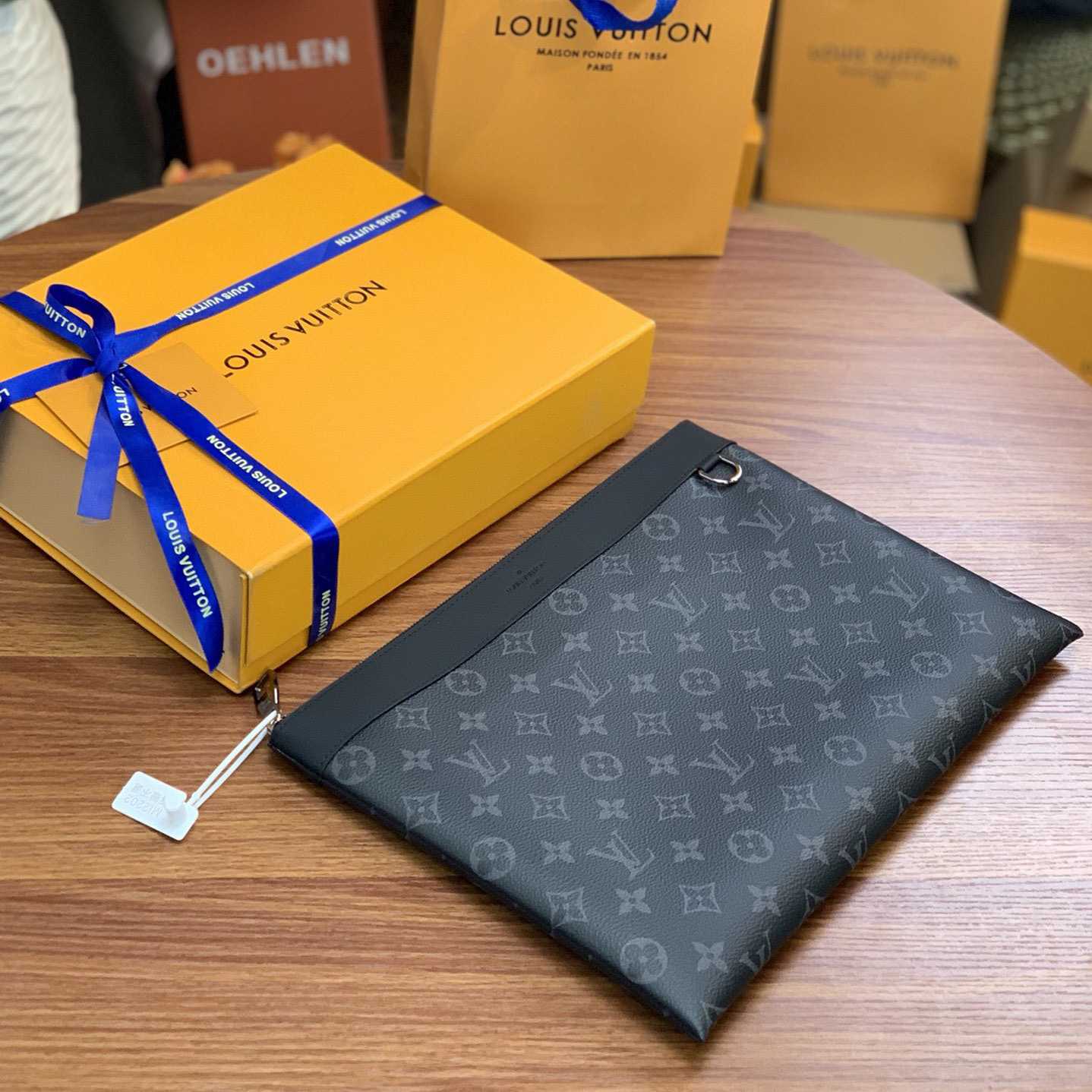 Louis Vuitton Discovery Pochette (34-25-2cm)    M62291 - DopestKickz
