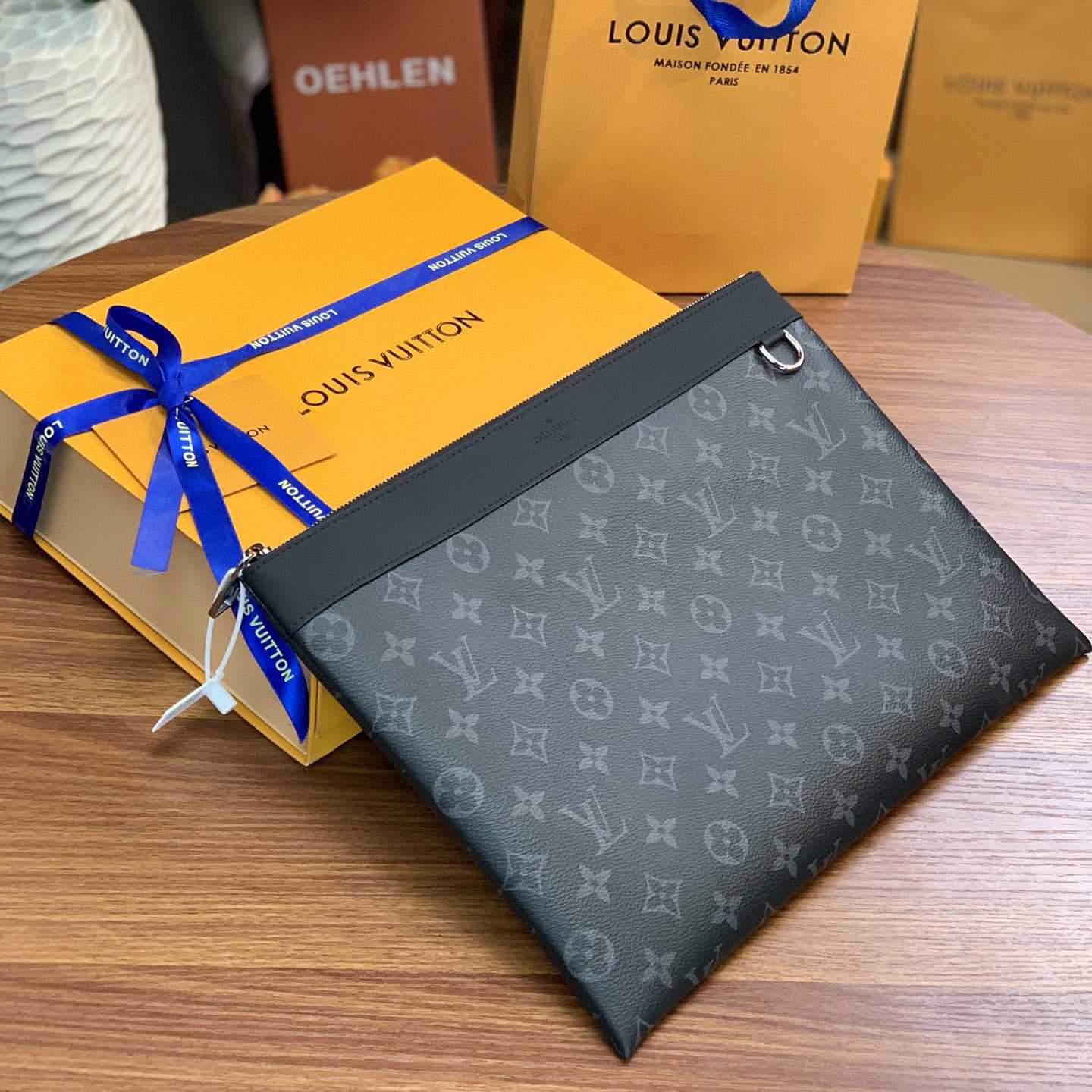 Louis Vuitton Discovery Pochette (34-25-2cm)    M62291 - DopestKickz