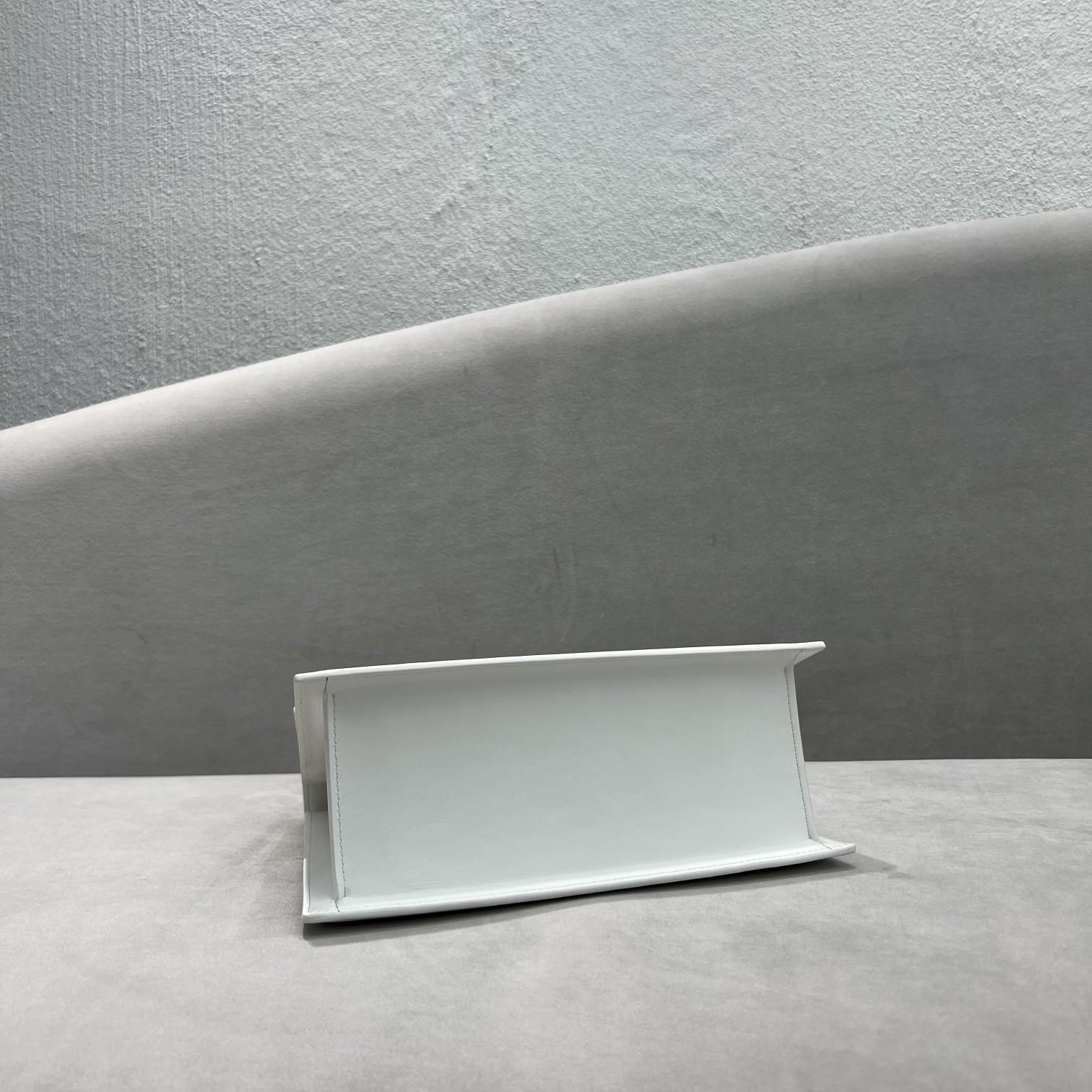 Jacquemus Le Grand Chiquito Large Leather Handbag(24-18-10cm) - DopestKickz