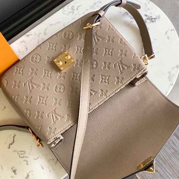 Louis Vuitton Pochette Métis Handbag (25-19-9cm)   M44881 - DopestKickz