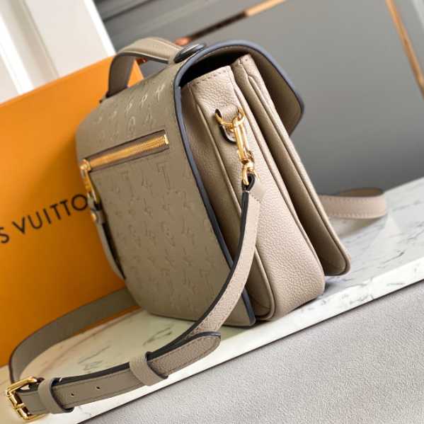 Louis Vuitton Pochette Métis Handbag (25-19-9cm)   M44881 - DopestKickz