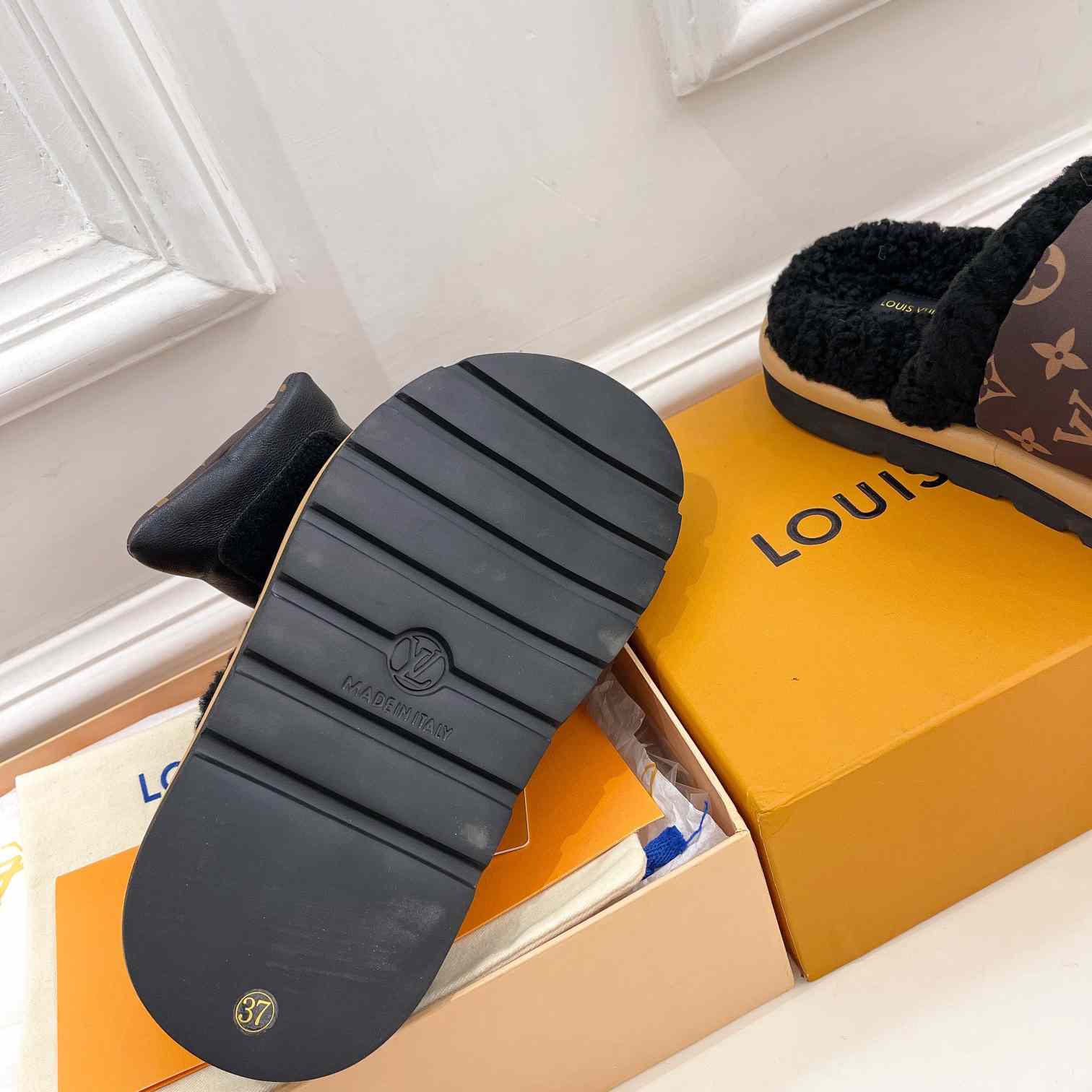 Louis Vuitton Slipper Pillow Flat Comfort Mule    1AAM3L - DopestKickz