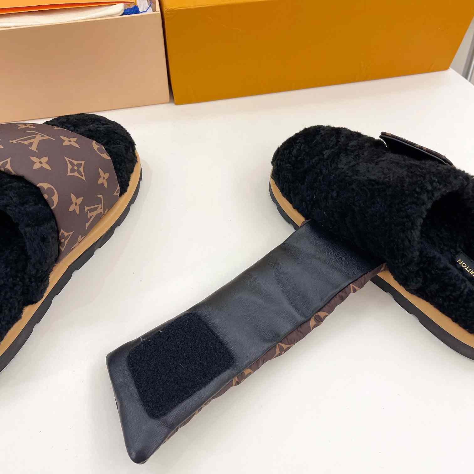 Louis Vuitton Slipper Pillow Flat Comfort Mule    1AAM3L - DopestKickz