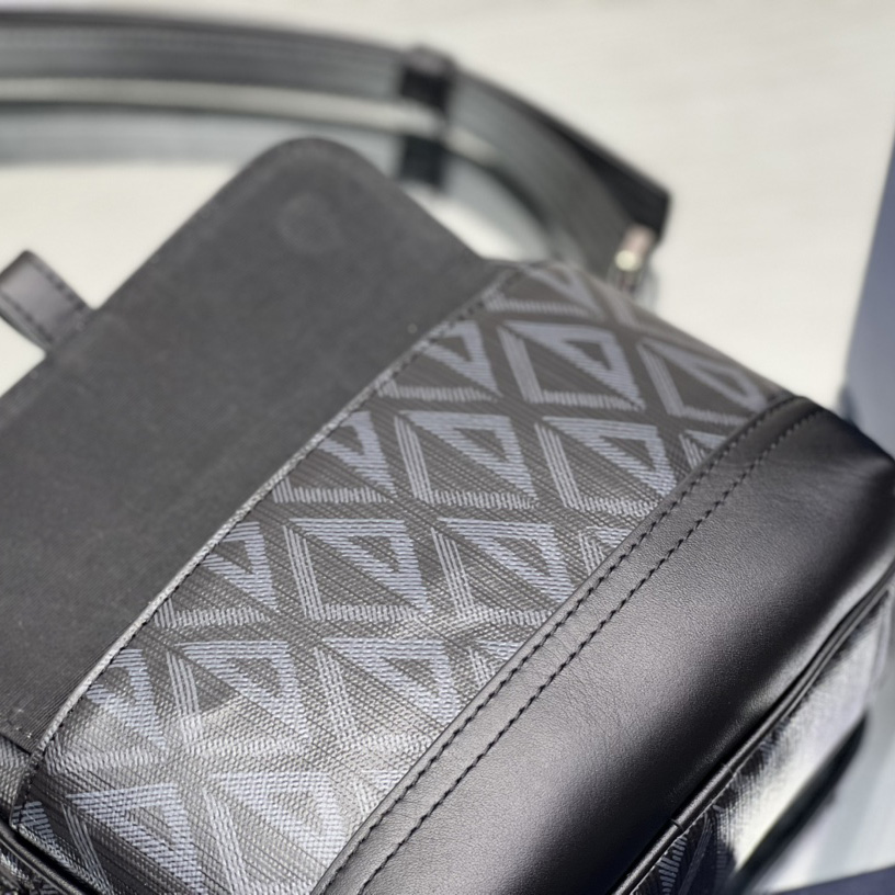 Dior Hit The Road Messenger Pouch(20.5-15-7 cm) - DopestKickz