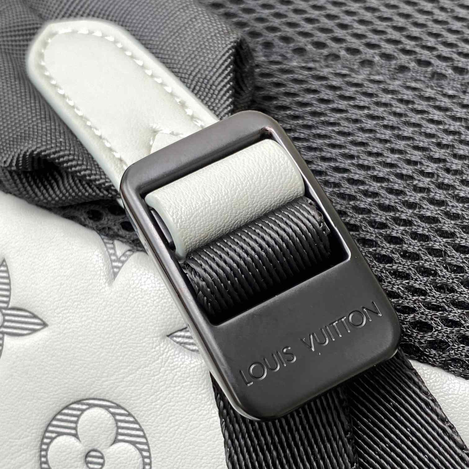 Louis Vuitton Backpack (33-41-18cm)  M46105 - DopestKickz