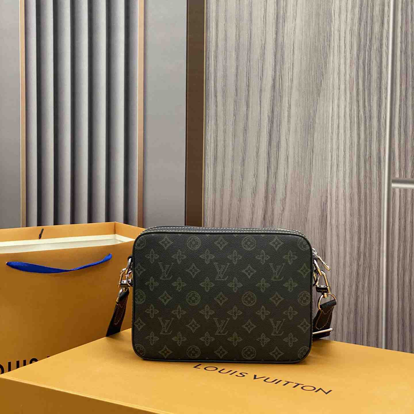 Louis Vuitton Trio Messenger(25-18.5-7cm)   M46340 - DopestKickz