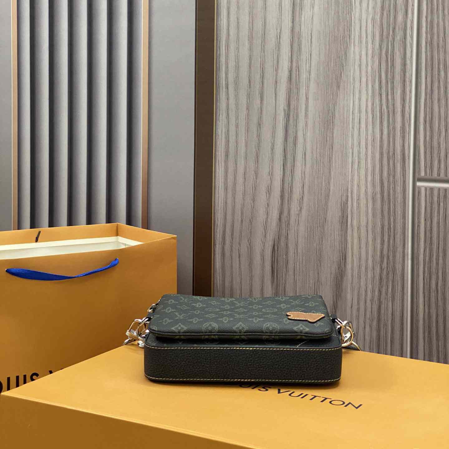 Louis Vuitton Trio Messenger(25-18.5-7cm)   M46340 - DopestKickz