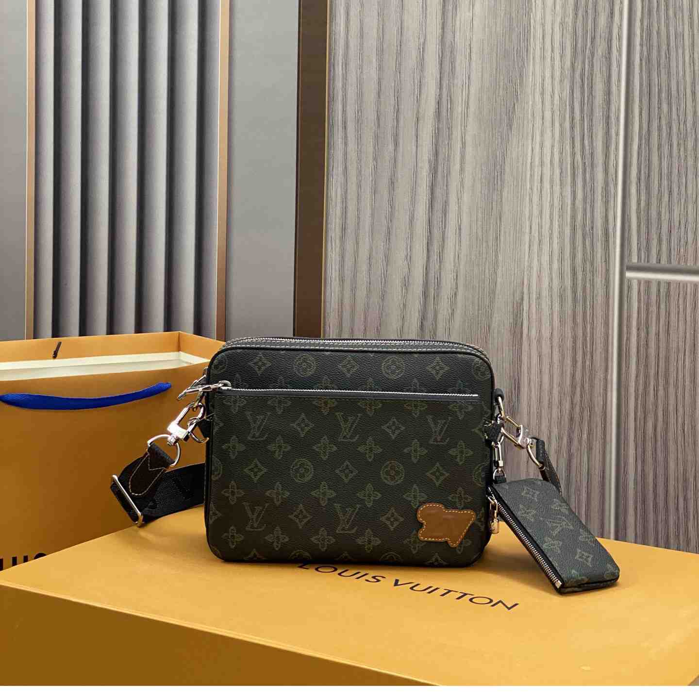 Louis Vuitton Trio Messenger(25-18.5-7cm)   M46340 - DopestKickz
