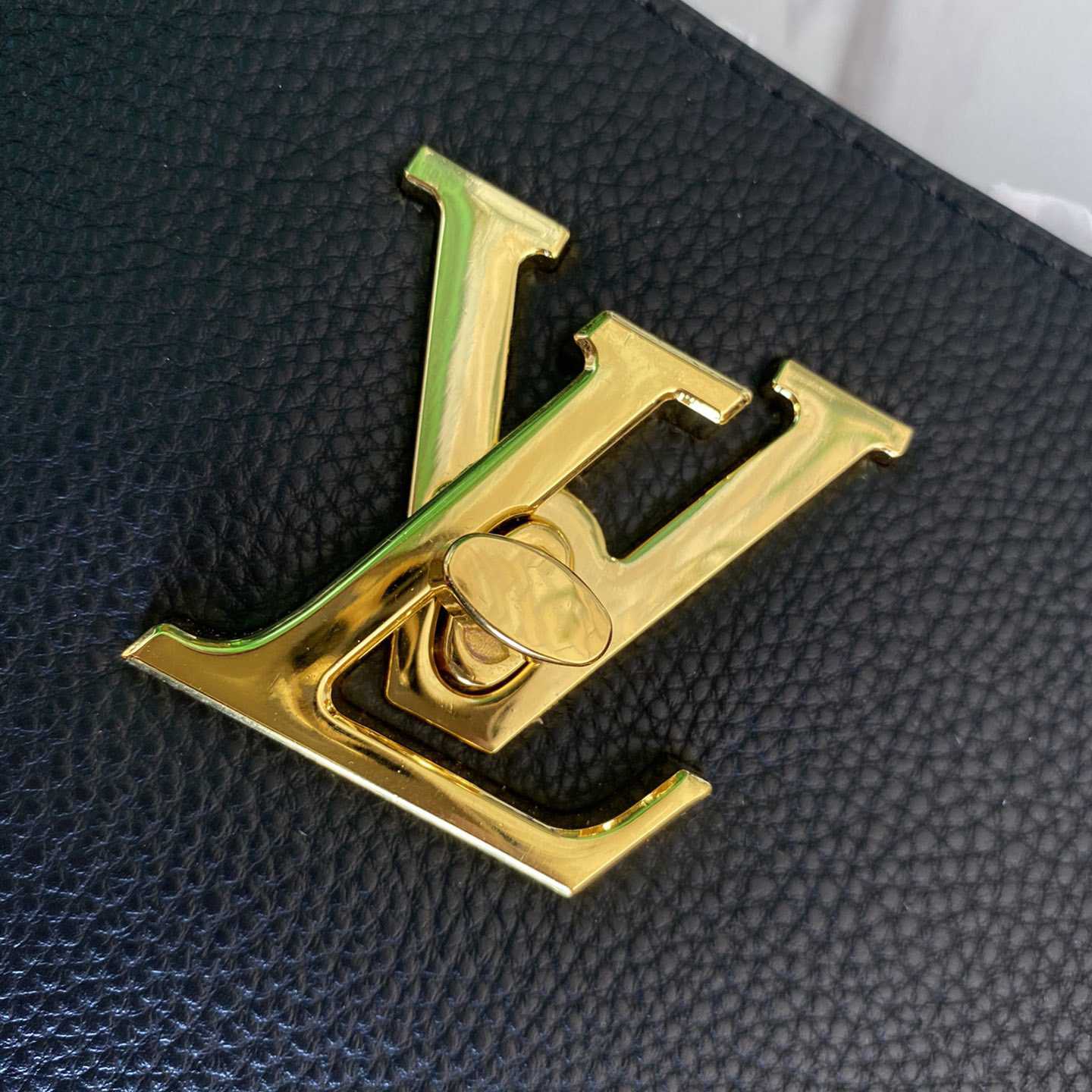 Louis Vuitton Lockme Shopper(42-28-15cm)   M57345 - DopestKickz